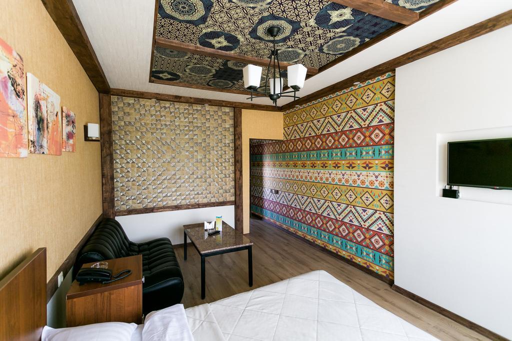 Delphin Guest House Bishkek Esterno foto