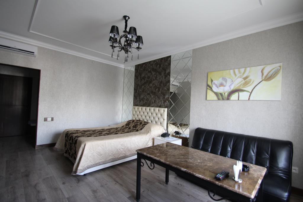Delphin Guest House Bishkek Esterno foto