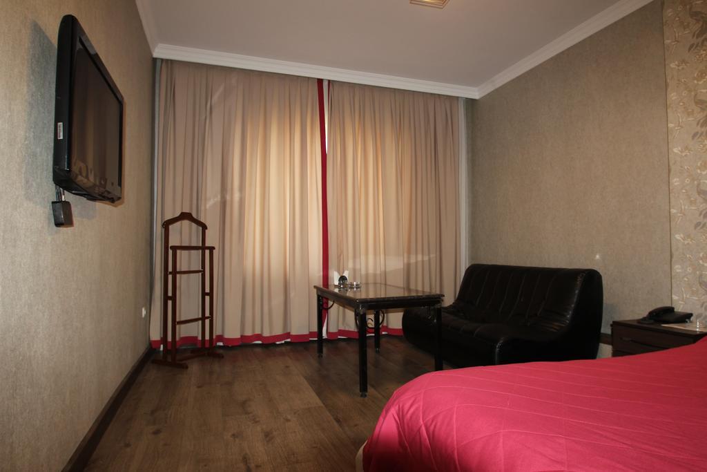 Delphin Guest House Bishkek Esterno foto