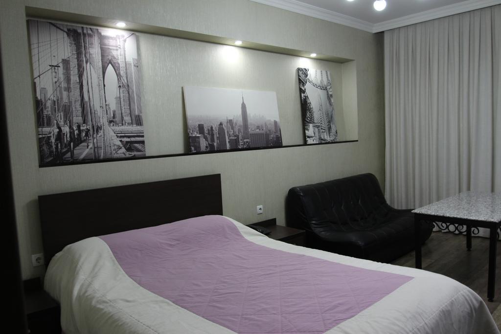 Delphin Guest House Bishkek Esterno foto